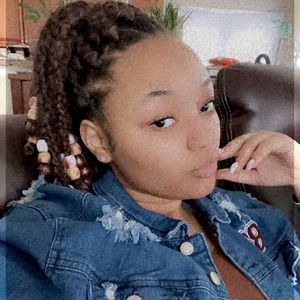 Meet your Posher, Alexis